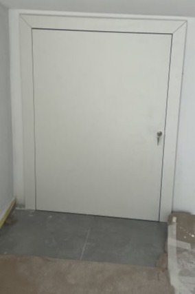 Porta pequena para acesso limitado